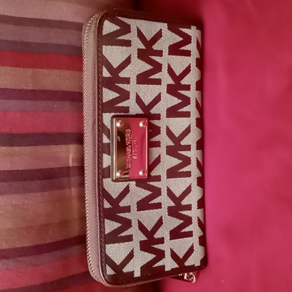 Michael Kors Jet Set Continental Zip Around Wallet